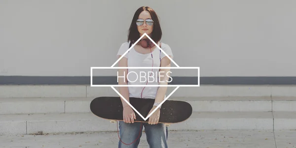 Сучасна жінка зі скейтбордом — стокове фото