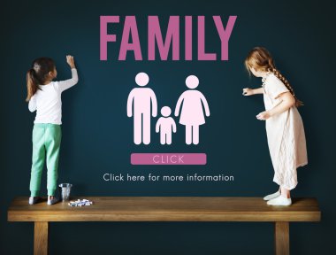 Yazı tahtası üzerinde çizim çocuklar