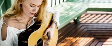 Kız gevşeme gitar ile