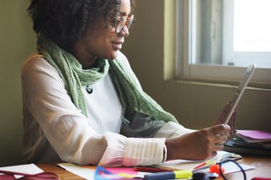  Tablet kullanan kadın