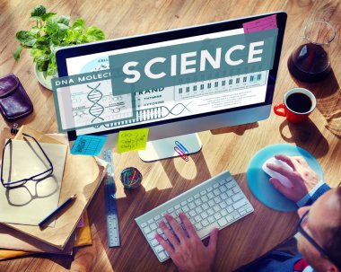 Bilgisayar kullanan adam 