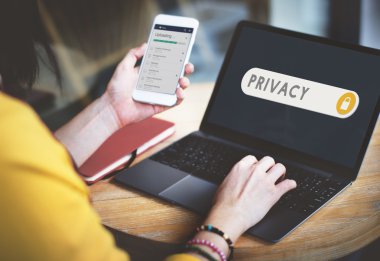 laptop ile çalışan kız