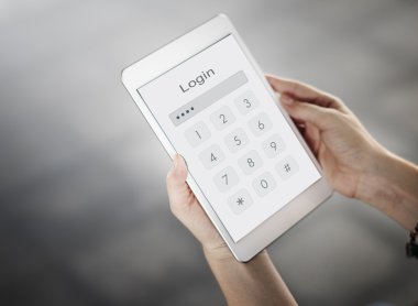 tablet pc tutan kız