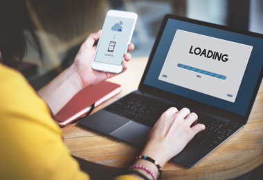 laptop ile çalışan kız