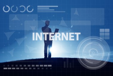 Tepede dizüstü kullanarak iş adamı