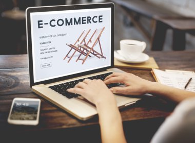 Kafede dizüstü kullanan kadın