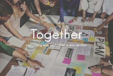 Öğrenciler işyeri masada beyin fırtınası