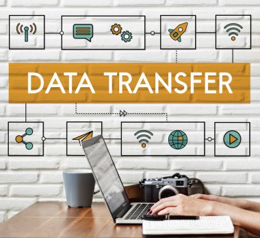 Dizüstü bilgisayarla çalışan kadın