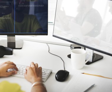 bilgisayar üzerinde beyaz monitörlerle çalışma iş adamı