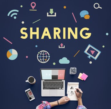 laptop ile çalışan kişi