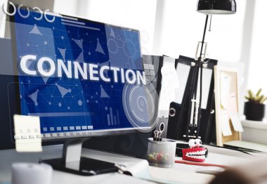 bilgisayar monitöründe ofis masaları