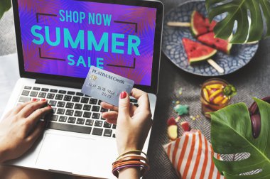 Laptop ile çalışma tatil kadında