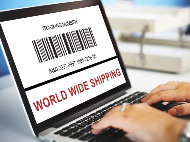 kişi bilgisayar ile çalışma