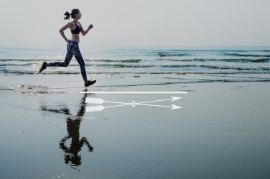plajda spor egzersizleri yapıyor kadın