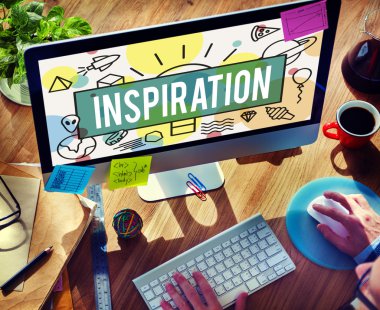 Bilgisayar kullanan adam