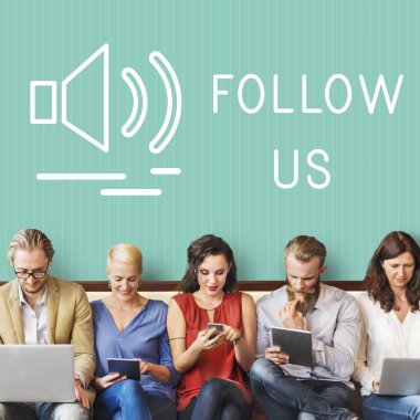 insanlar oturup aygıtları ve bizi izleyin