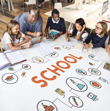 öğretmen çocukların grup ile