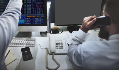 iş insanlar çalışma ve boş monitör