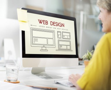 Ofisinde bilgisayarı olan kadın.