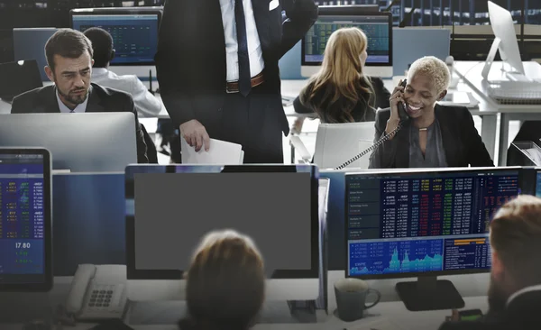 Business mensen werken en lege monitoren — Stockfoto