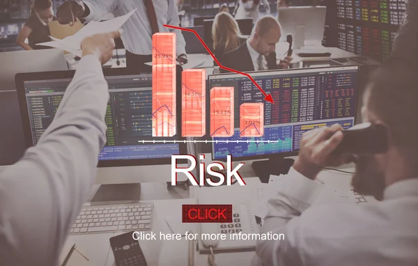 Pessoas de negócios que trabalham e risco — Fotografia de Stock