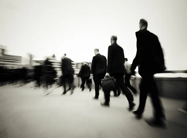 Uomini d'affari a piedi in città — Foto Stock
