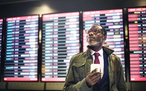 Akıllı telefon ile Afrika iş adamı — Stok fotoğraf