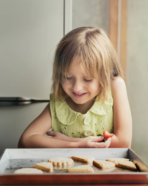 Meisje maken van cookies — Stockfoto