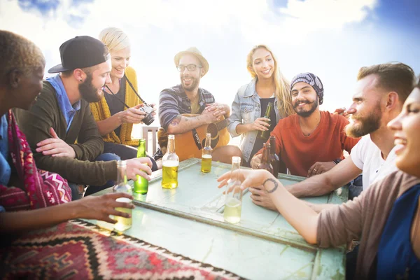 Vänner dricker öl utomhus — Stockfoto