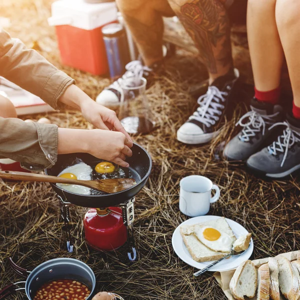 Melhores amigos cozinhar ao ar livre — Fotografia de Stock