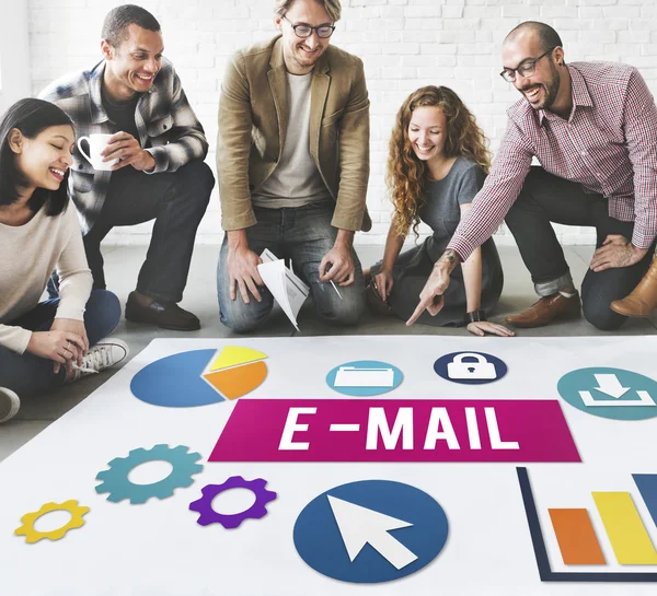 Ontwerpers werken met e-mail — Stockfoto