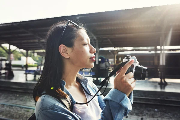 Donna che viaggia con macchina fotografica — Foto Stock