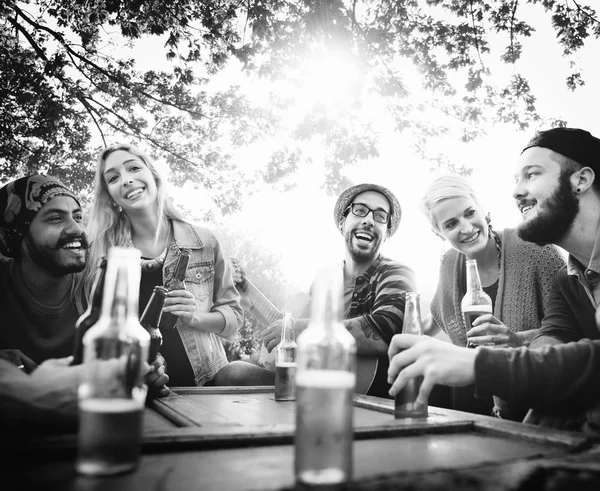 Vrienden drinken bier buiten — Stockfoto