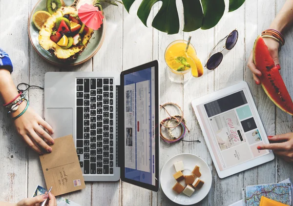 Vrouwen werken met digitale apparaten — Stockfoto