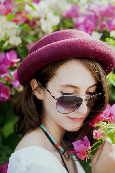 Хіпстерська дівчина в капелюсі і сонцезахисних окулярах — стокове фото