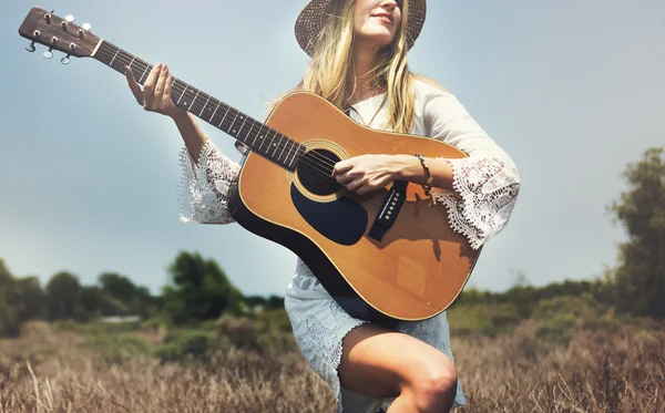 Γυναίκα ομορφιά με κιθάρα — Φωτογραφία Αρχείου