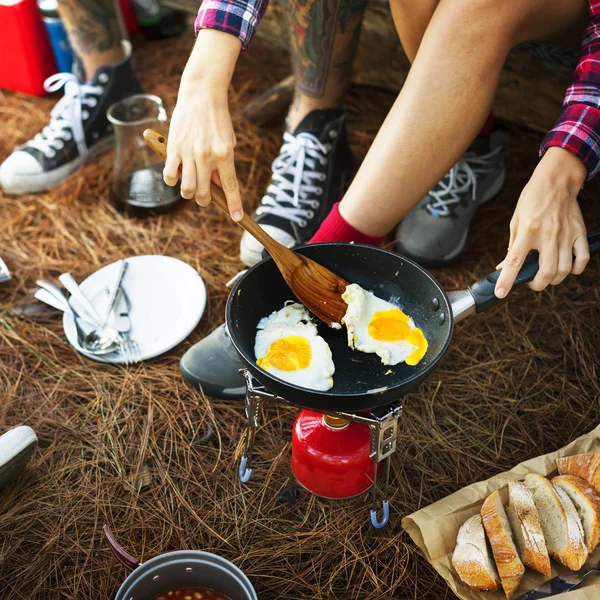 Mejores amigos cocinando al aire libre — Foto de Stock