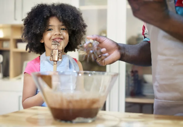 Linda chica haciendo galletas con el padre —  Fotos de Stock