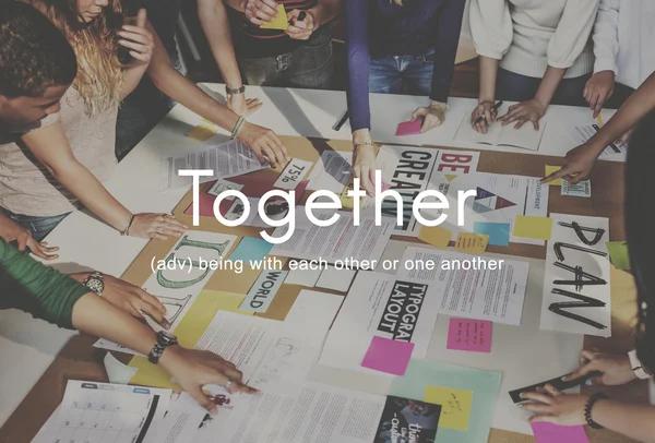 Öğrenciler işyeri masada beyin fırtınası