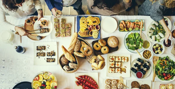 Mensen die maaltijd buffet — Stockfoto