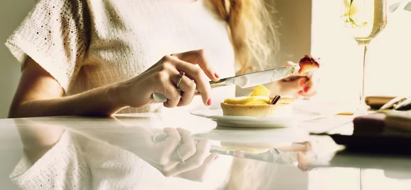Femme mangeant un dessert — Photo