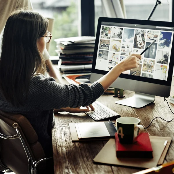 Woman showing on monitor with photos — Stock Photo, Image
