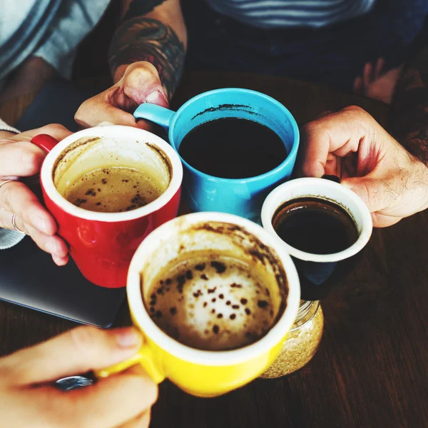 Друзі, пити каву — стокове фото