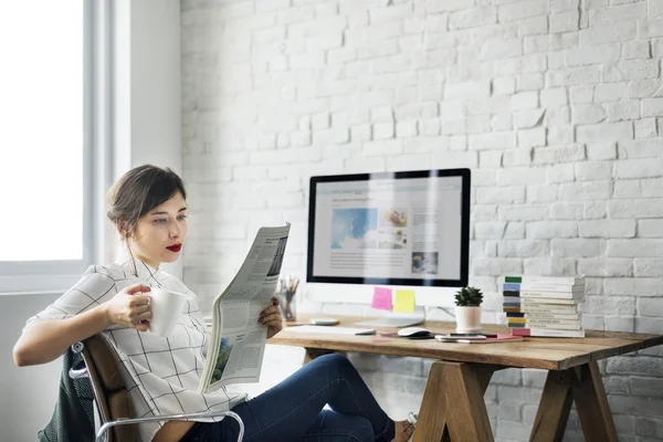 Mulher trabalhando com computador — Fotografia de Stock