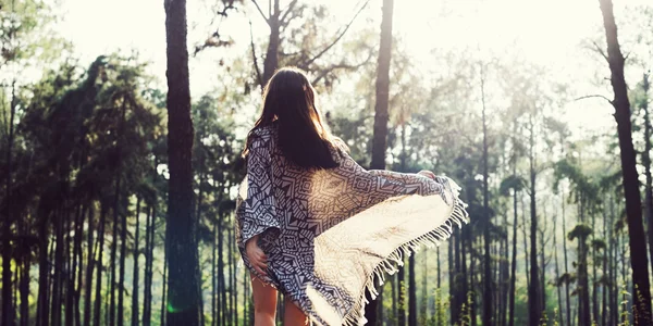 Hermosa chica en el bosque —  Fotos de Stock