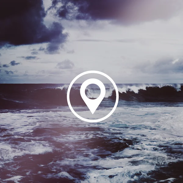 Dalgalar fırtına öncesi ile deniz