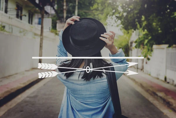 Frau mit Hut läuft auf Straße — Stockfoto