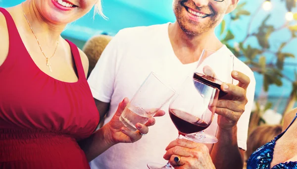 Människor ler på fest fest — Stockfoto