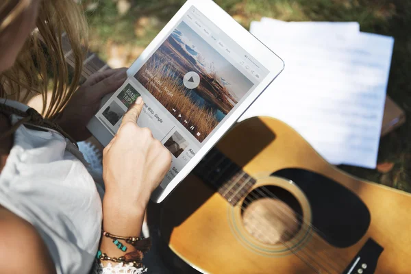 Flicka med gitarr och digital tablet — Stockfoto