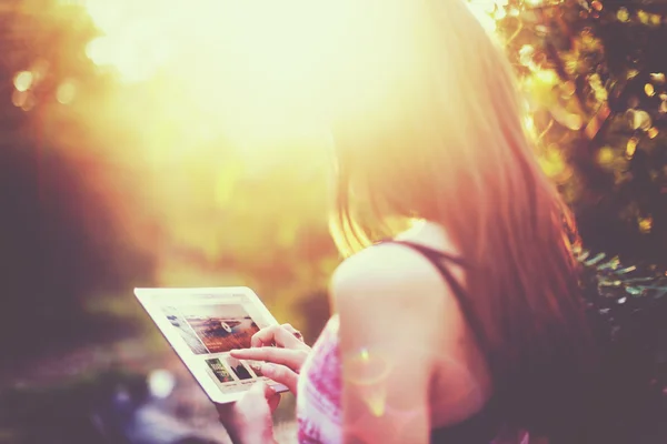 Mädchen surft im Tablet — Stockfoto